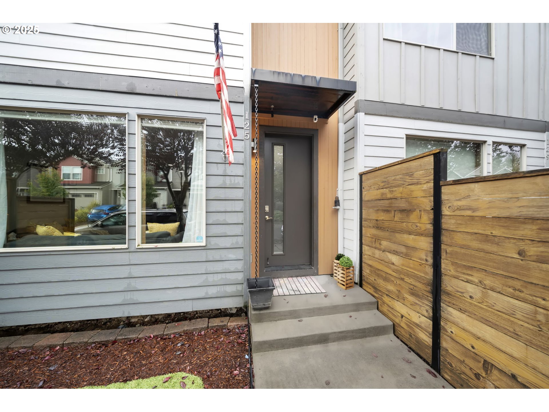 125 North 44th Place Ridgefield, WA 98642 - Photo 4 of 47 a view of a entryway of the house
