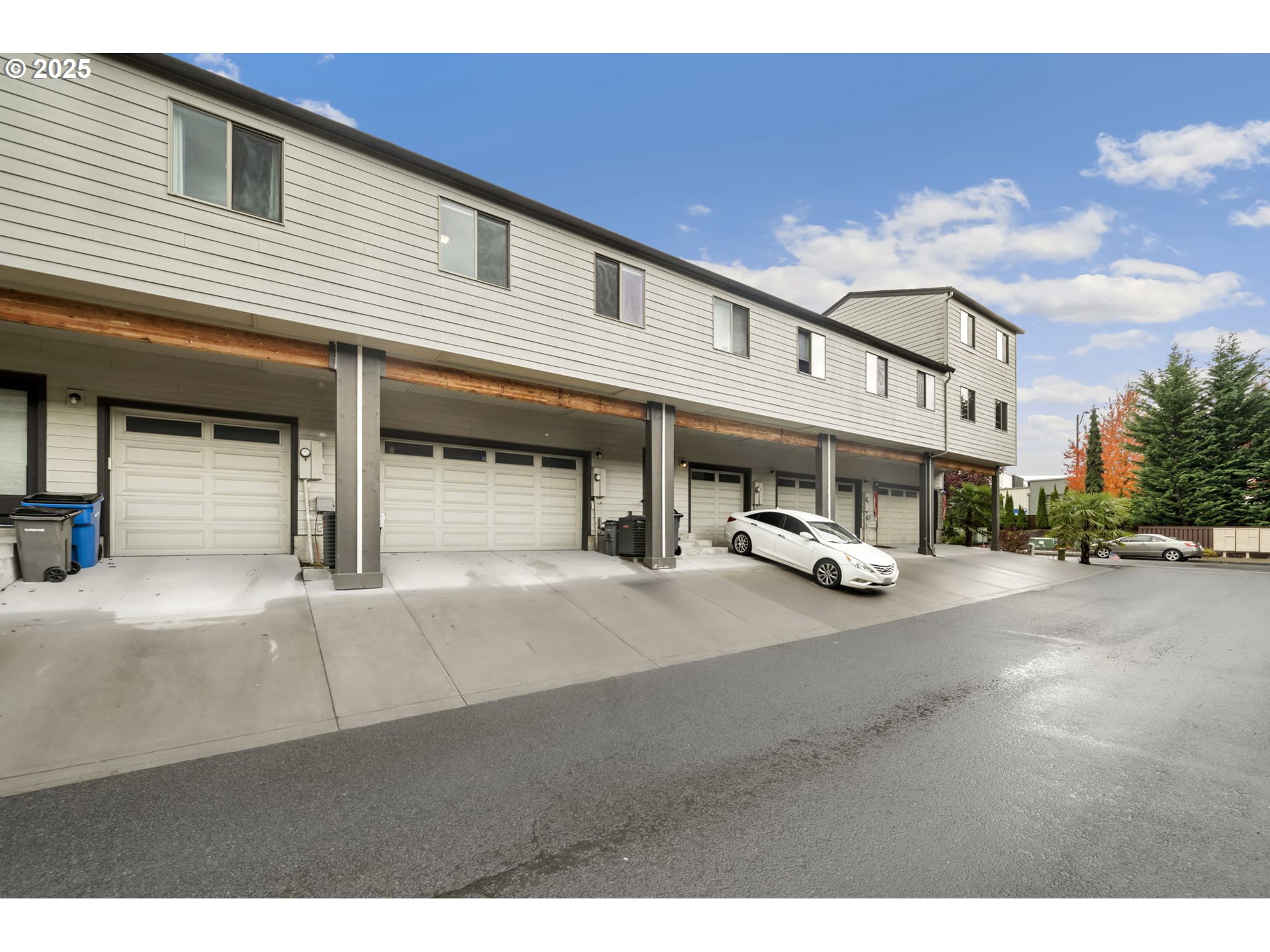 125 North 44th Place Ridgefield, WA 98642 - Photo 45 of 47 a front view of a building with parking