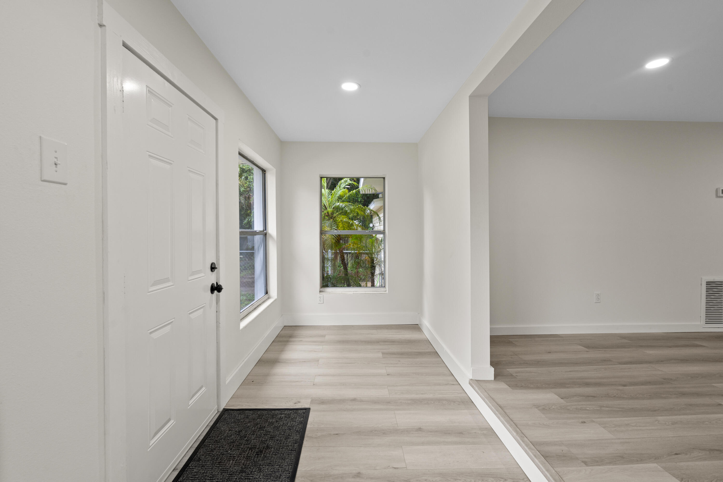 995 Bevis Road Merritt Island, FL 32953 - Photo 3 of 38 Entryway