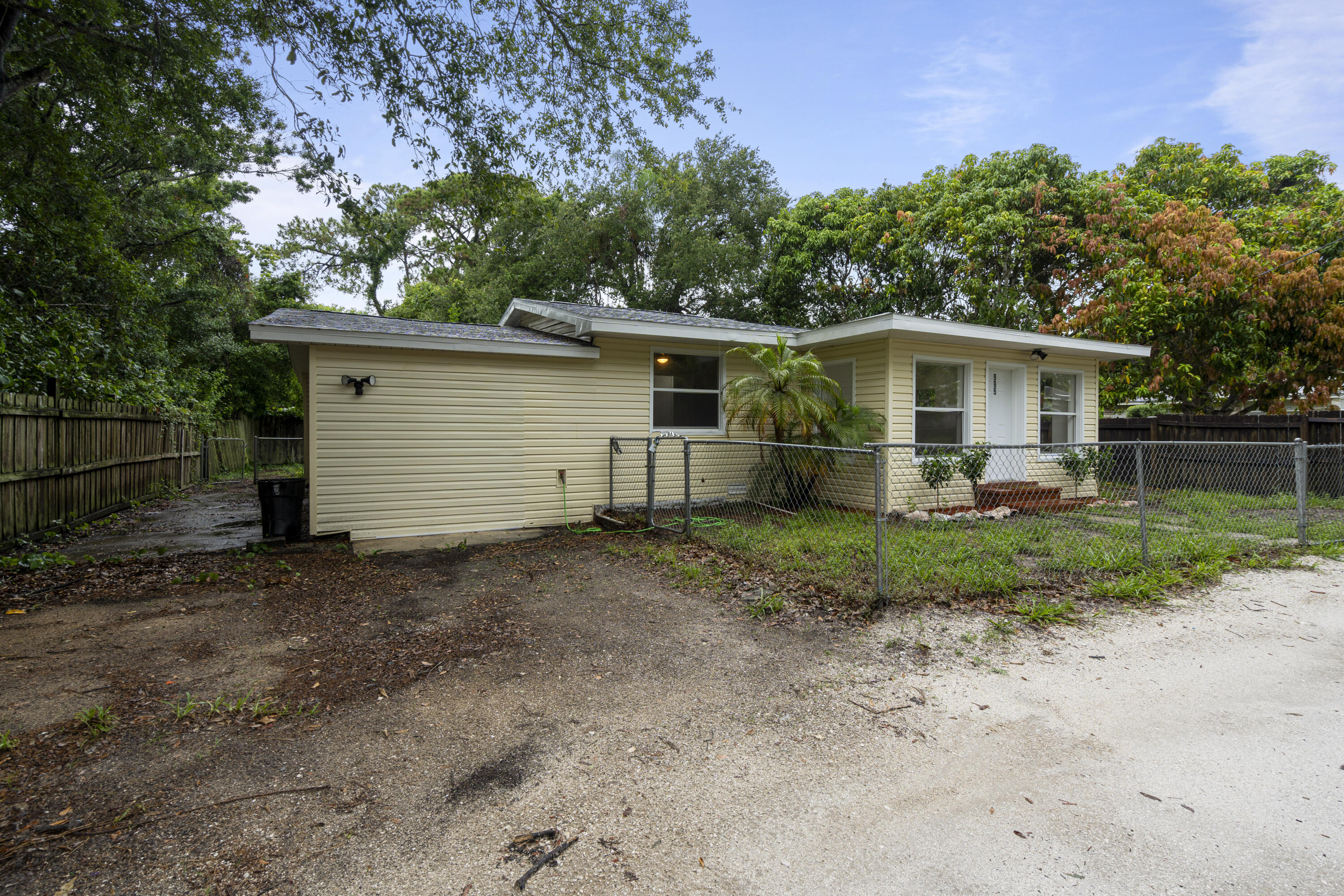 995 Bevis Road Merritt Island, FL 32953 - Photo 36 of 38 Front of Home