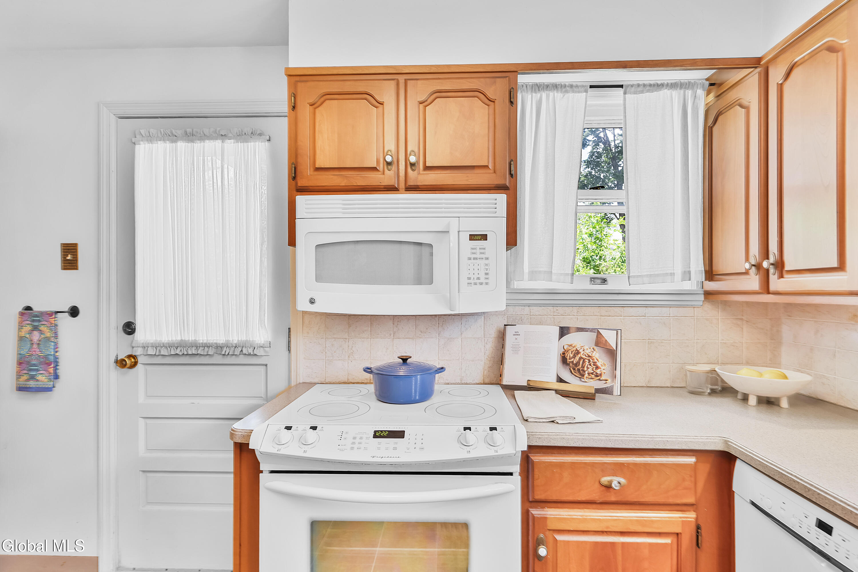1101 Ardsley Road Schenectady, NY 12308 - Photo 13 of 41 EMO06907