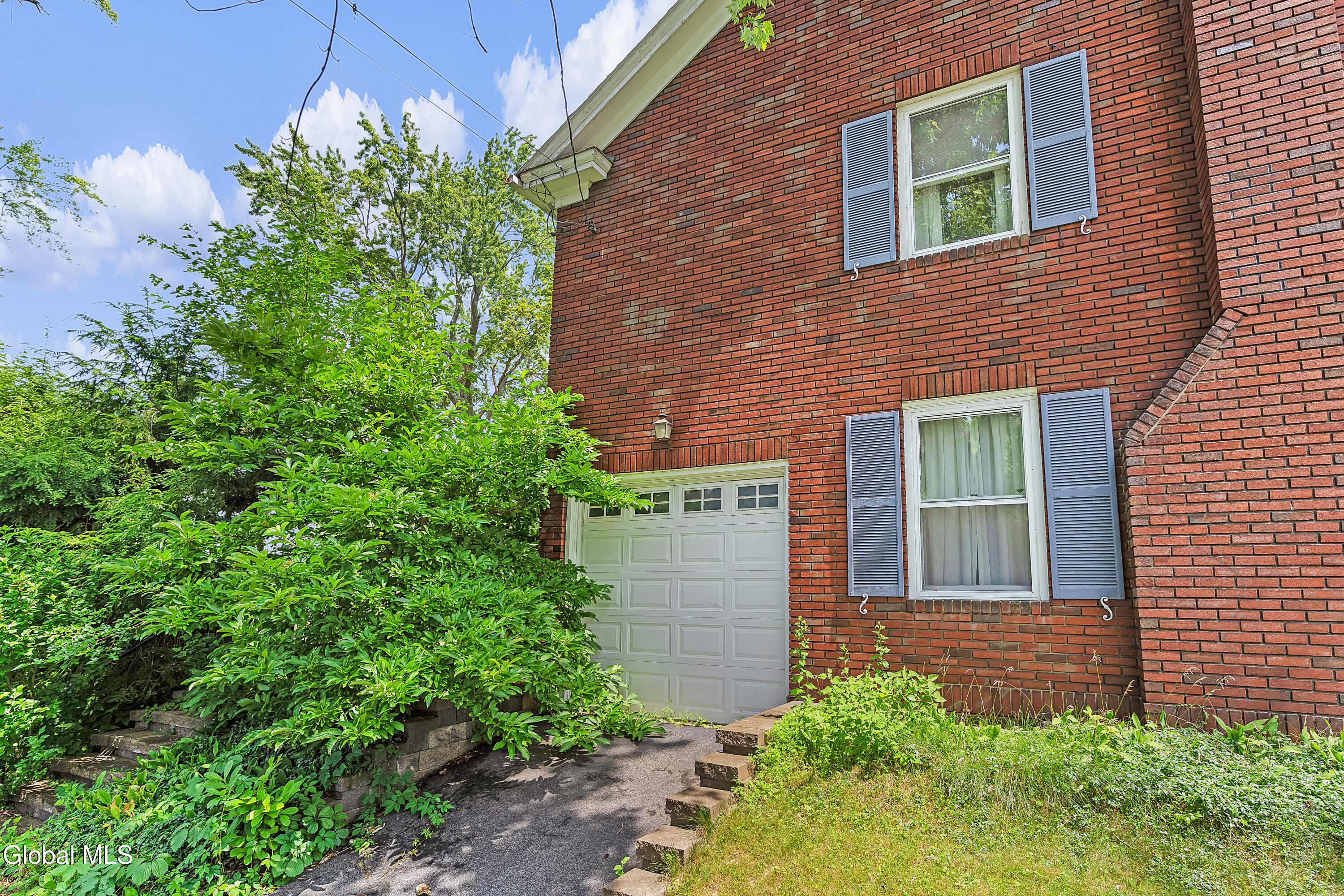 1101 Ardsley Road Schenectady, NY 12308 - Photo 3 of 41 EMO06772