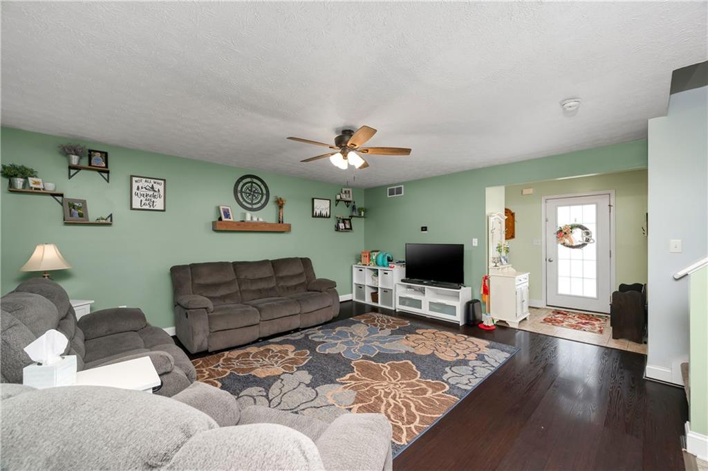 623 Mason Road Tarentum, PA 15084 - Photo 5 of 35 Living room