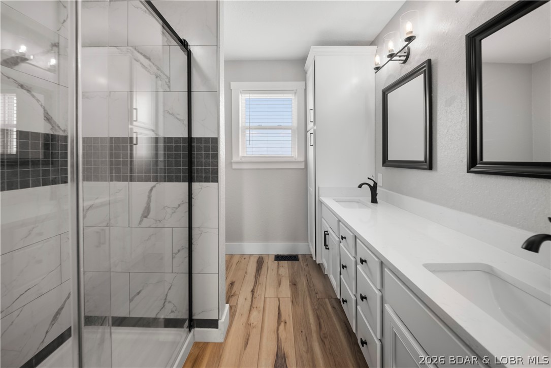 2180 Bittersweet Road Lake Ozark, MO 65049 - Photo 25 of 59 En-Suite Master Bathroom