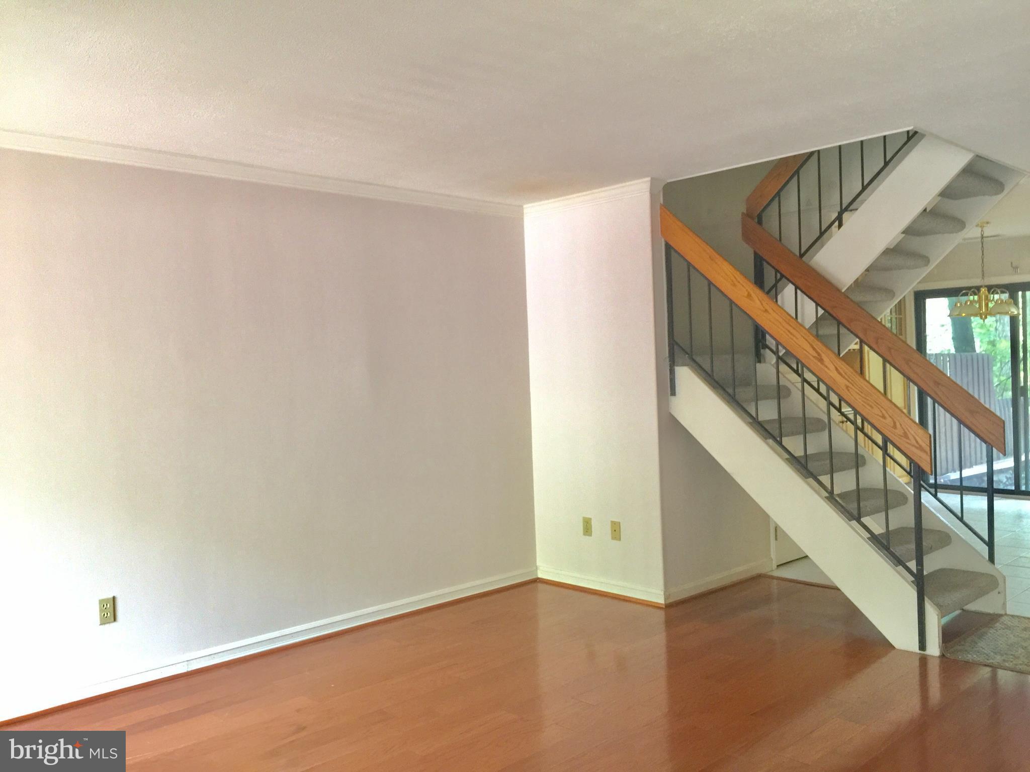 2369 Southgate Square Reston, VA 20191 - Photo 5 of 25 Living Room