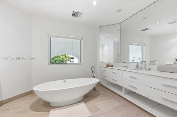 $3,995,000 | 3752 Northeast 199th Street, Aventura, FL 33180