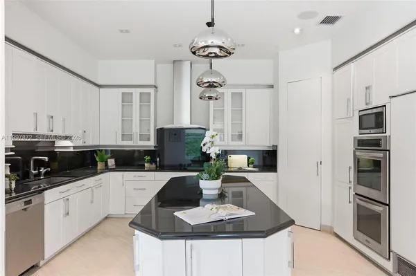 $3,995,000 | 3752 Northeast 199th Street, Aventura, FL 33180