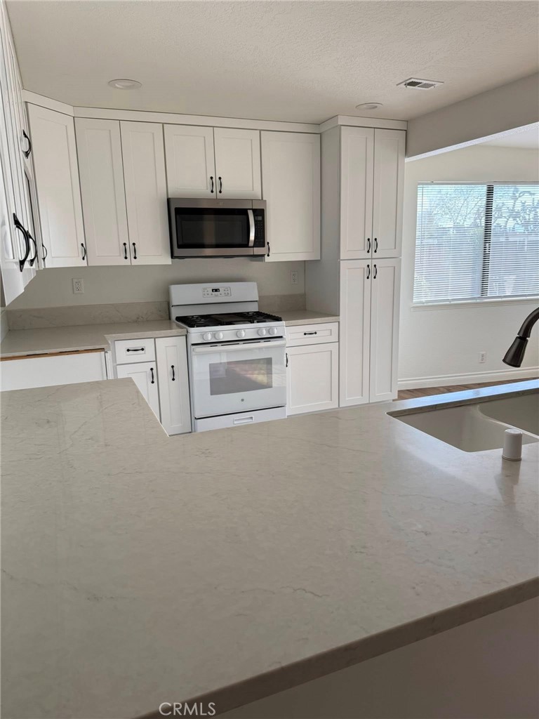 13564 Seminole Road Apple Valley, CA 92308 - Photo 7 of 25