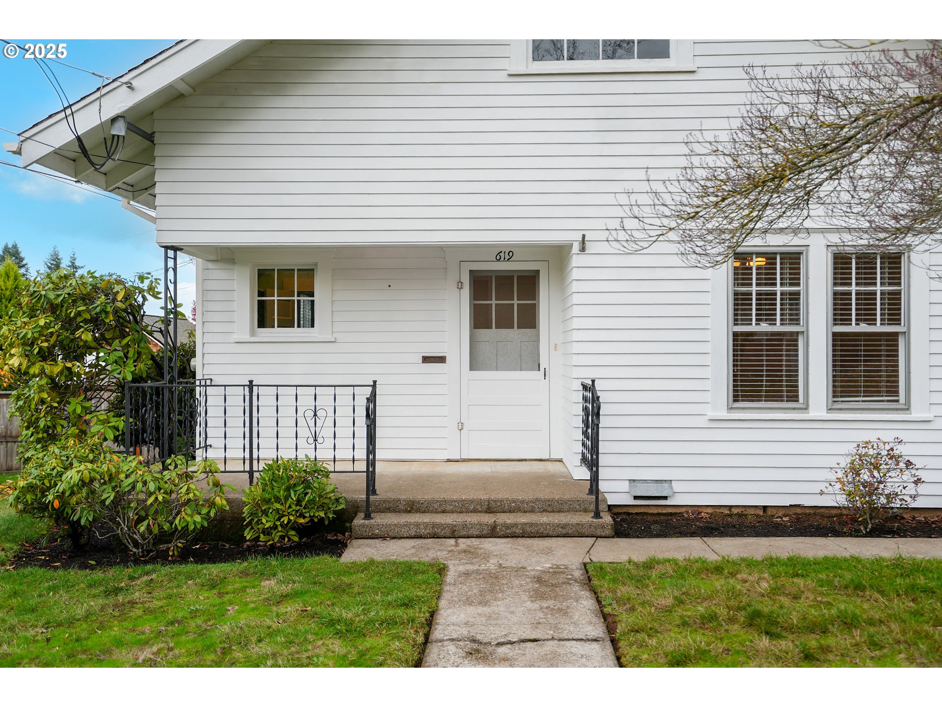 619 B Street Silverton, OR 97381 - Photo 5 of 42 a front view of a house with a yard