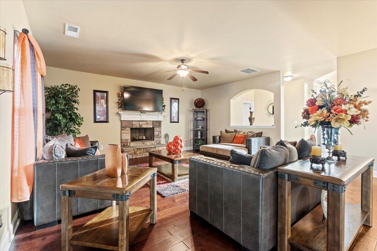 208 Dripping Rock Pass Grovetown, GA 30813 - Photo 12 of 49 12-Living Room