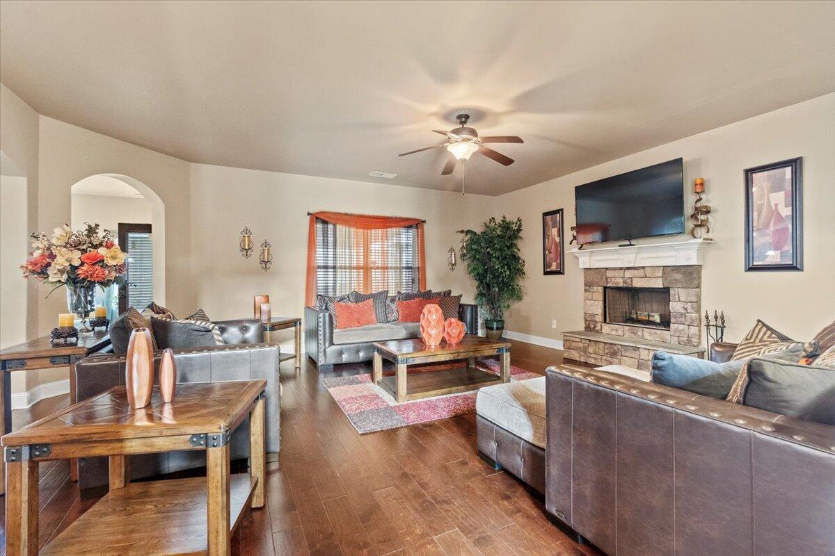 208 Dripping Rock Pass Grovetown, GA 30813 - Photo 10 of 49 10-Living Room