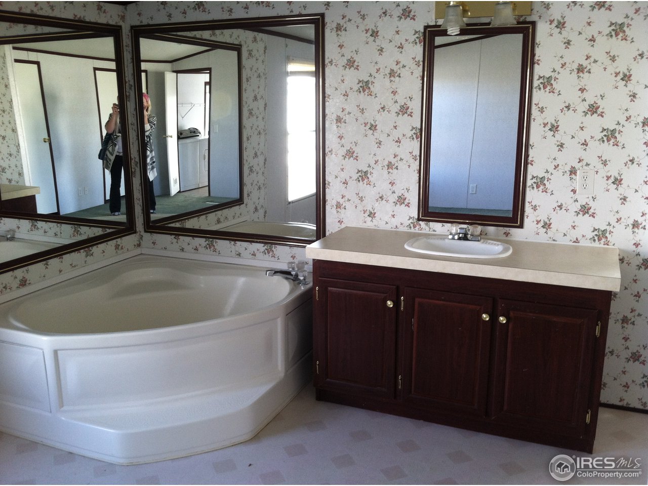 424 32 Road, Unit 272 Clifton, CO 81520 - Photo 4 of 4 a bathroom with a bathtub and a sink