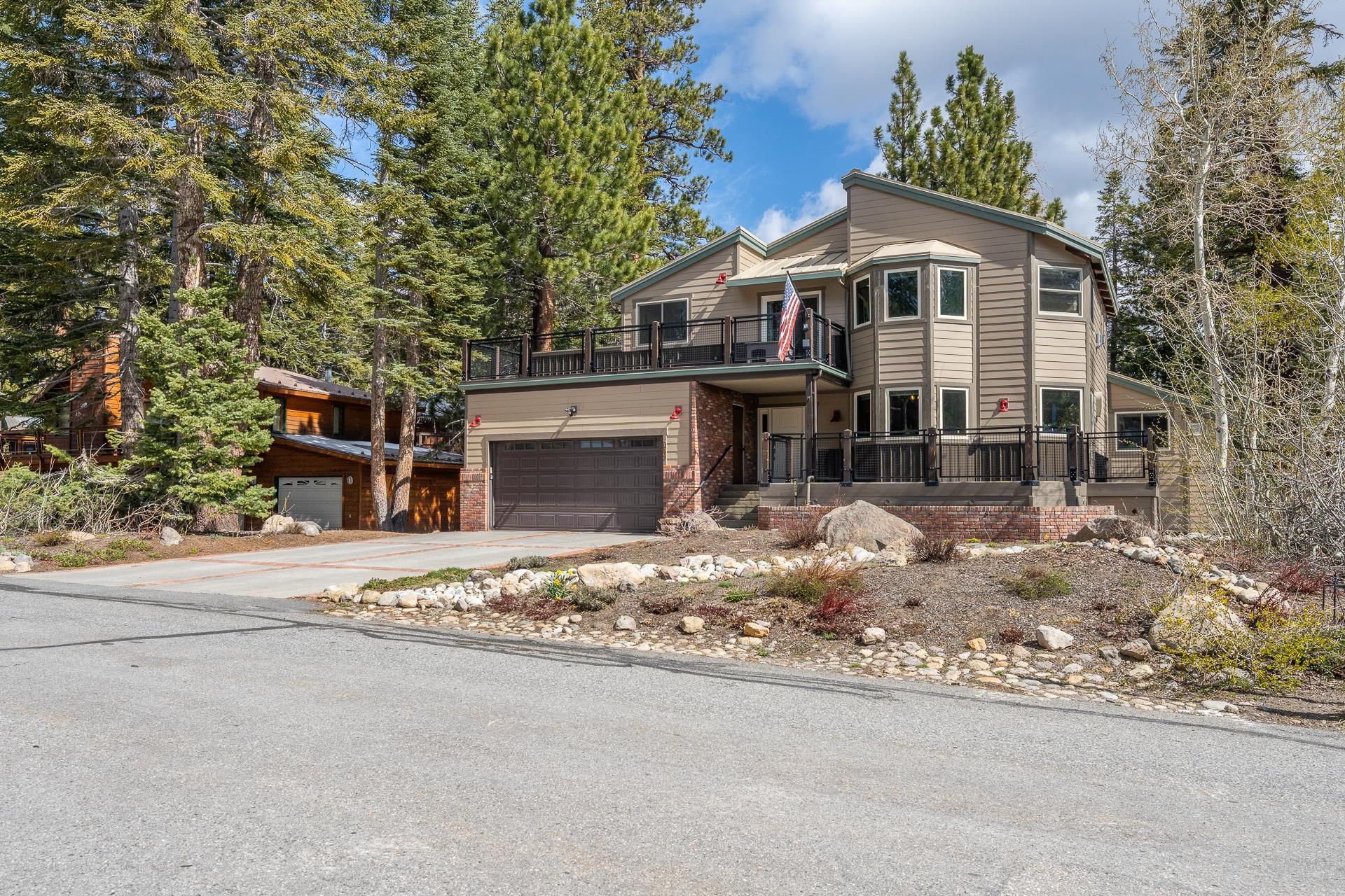 139 Ridgecrest Drive Mammoth Lakes, CA 93546 - Photo 66 of 66 front view of a house with a yard