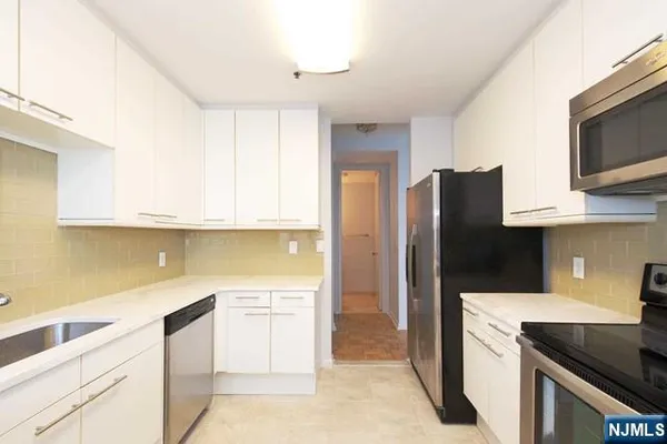$5,000 | 100 Carlyle Drive, Unit 11JN, Cliffside Park, NJ 07010