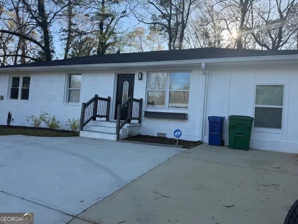 a view of a house with backyard