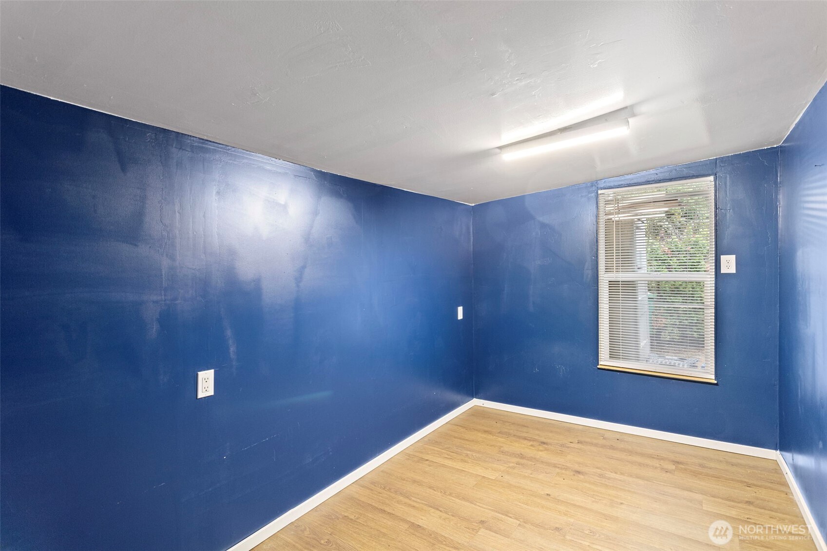 375 Union Avenue Southeast, Unit 46 Renton, WA 98059 - Photo 16 of 17 an empty room with windows