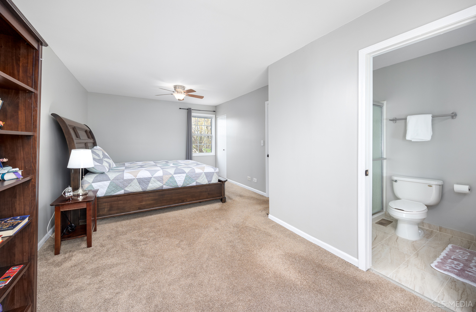 658 Cutter Lane Elk Grove Village, IL 60007 - Photo 13 of 33 a spacious bedroom with a bed and a view of bathroom