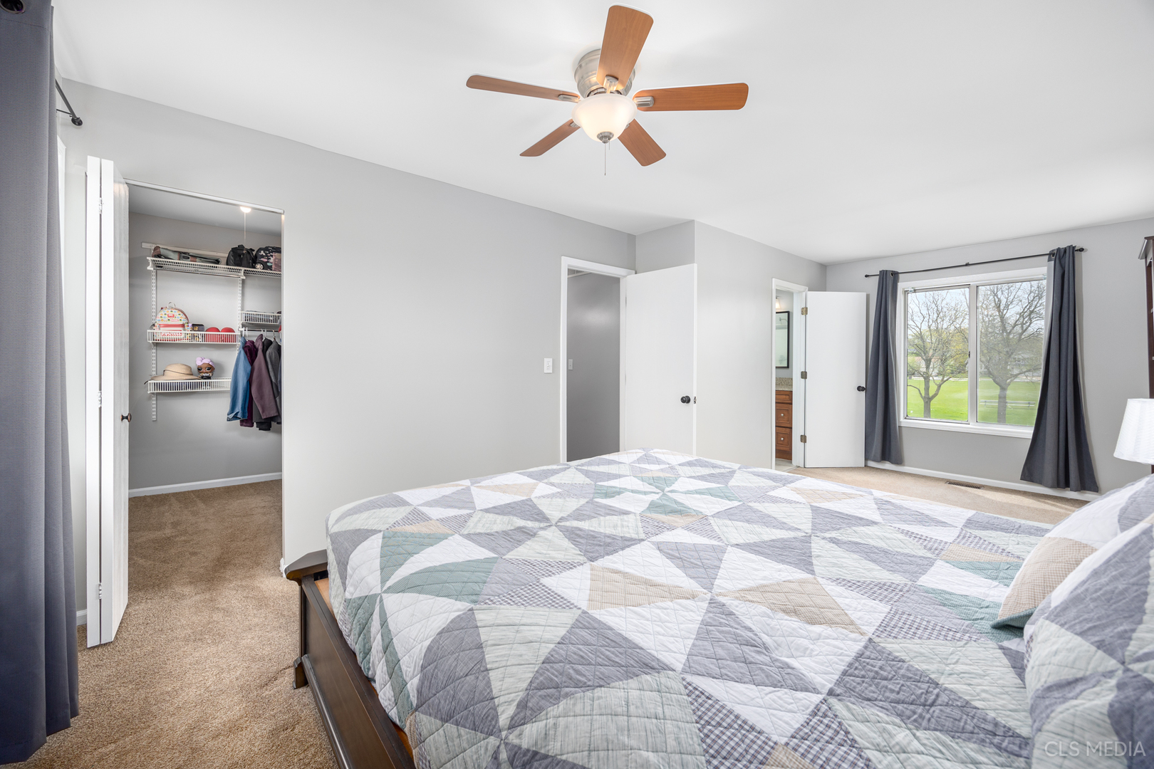 658 Cutter Lane Elk Grove Village, IL 60007 - Photo 14 of 33 a view of a bedroom with a wardrobe space