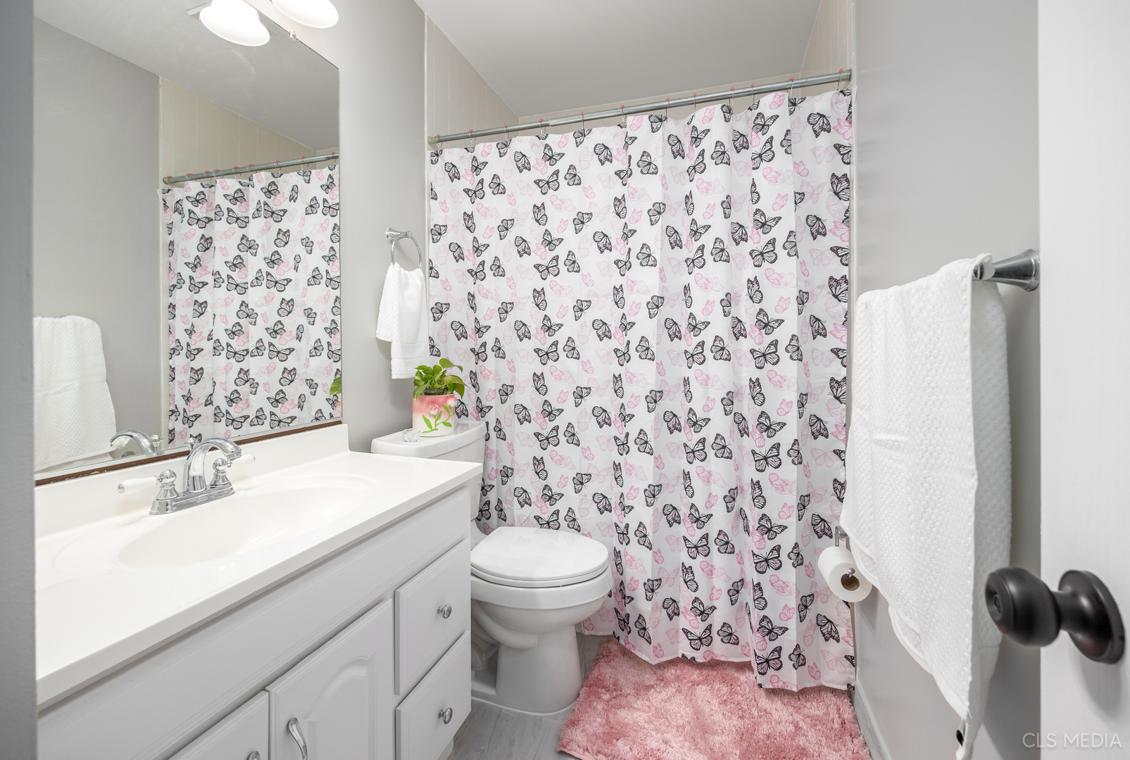 658 Cutter Lane Elk Grove Village, IL 60007 - Photo 18 of 33 a bathroom with a sink toilet and shower