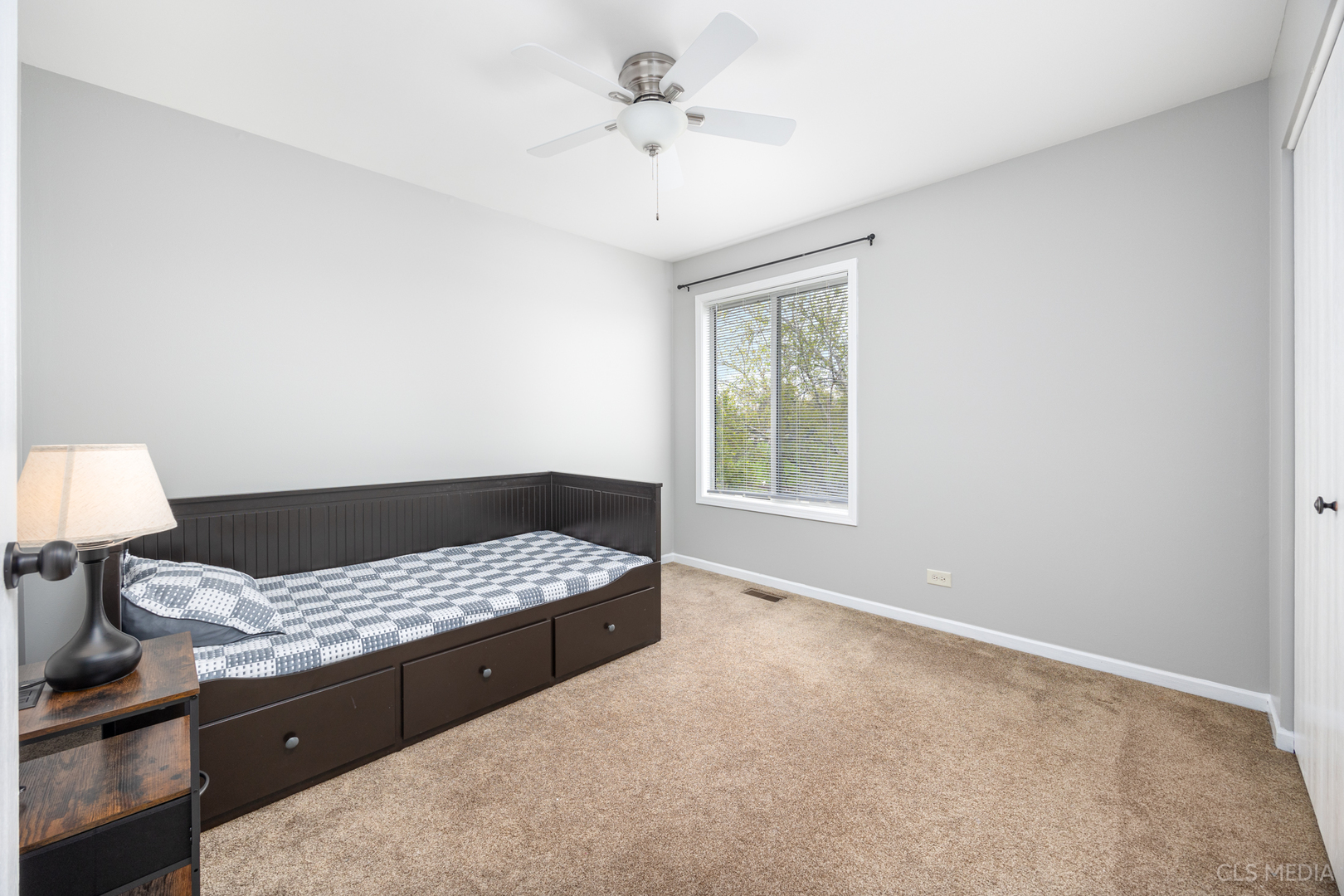 658 Cutter Lane Elk Grove Village, IL 60007 - Photo 19 of 33 a bedroom with a bed and a lamp