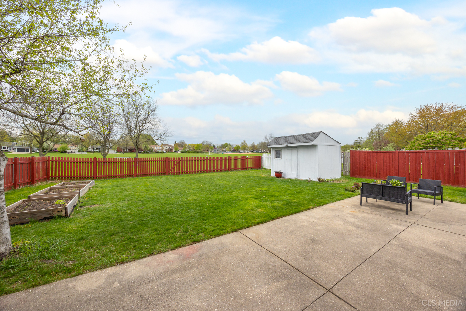 658 Cutter Lane Elk Grove Village, IL 60007 - Photo 25 of 33 a view of a backyard with sitting area