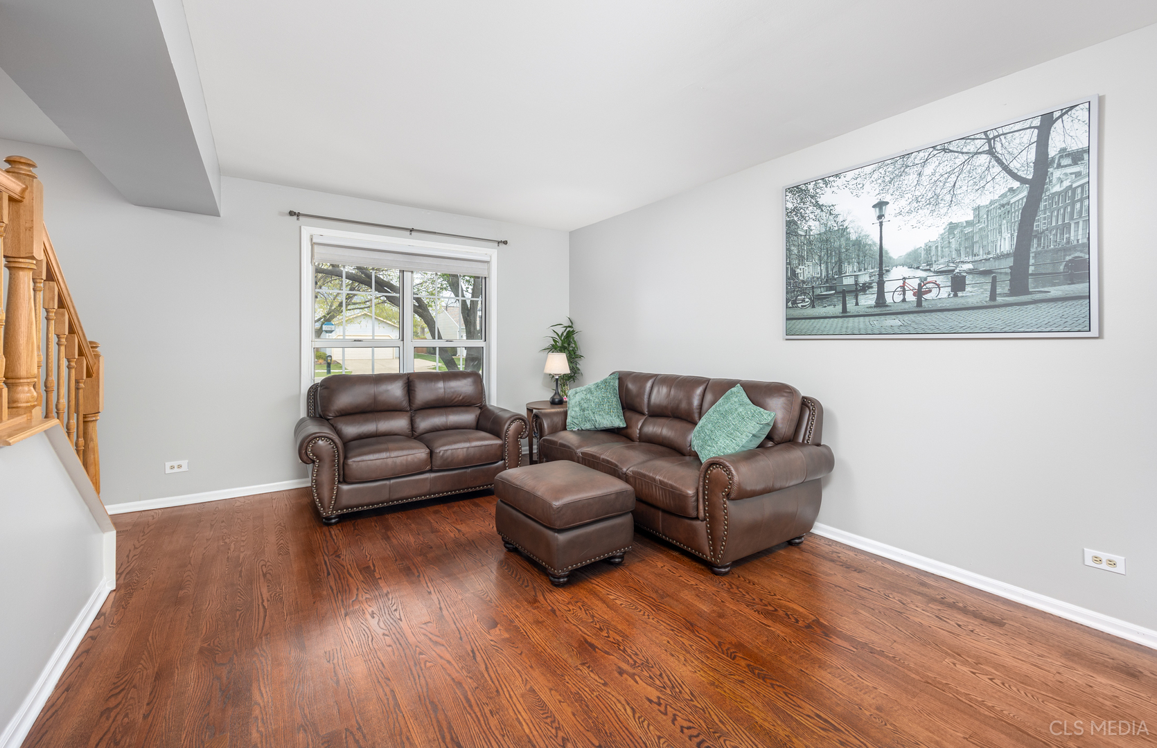 658 Cutter Lane Elk Grove Village, IL 60007 - Photo 4 of 33 a living room with furniture and a wooden floor
