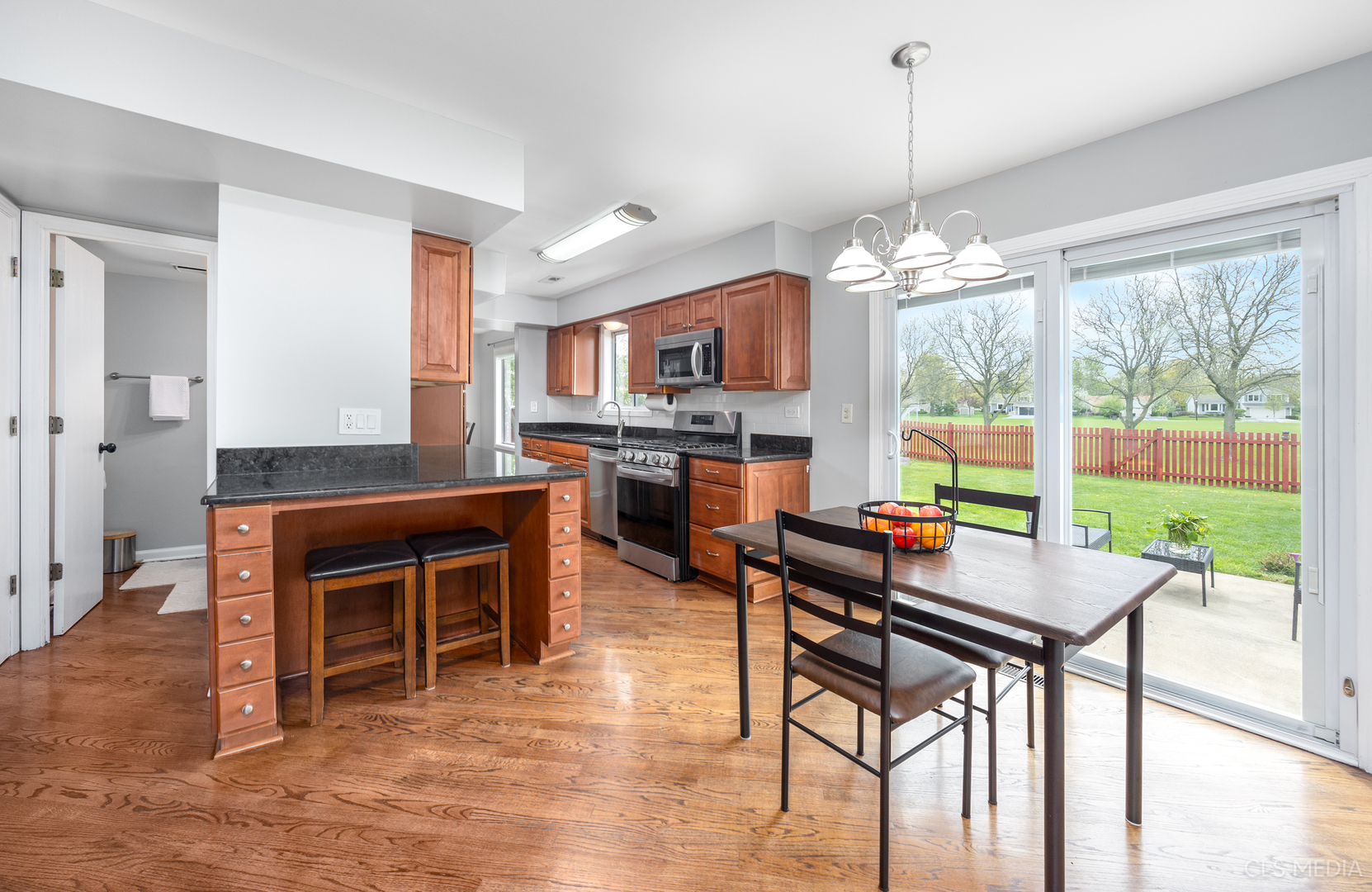 658 Cutter Lane Elk Grove Village, IL 60007 - Photo 8 of 33 a table and chairs in a room
