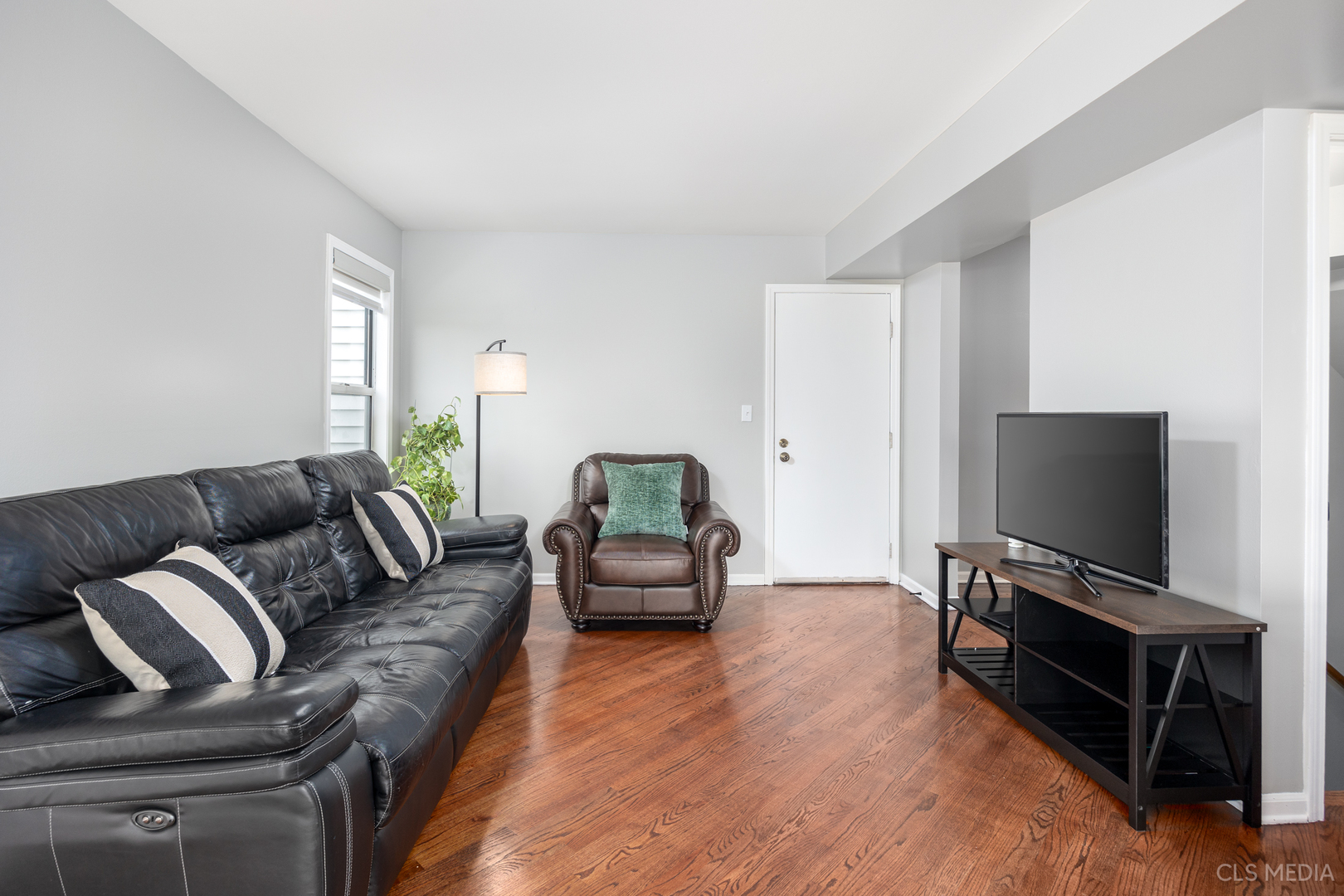 658 Cutter Lane Elk Grove Village, IL 60007 - Photo 10 of 33 a living room with furniture and a flat screen tv