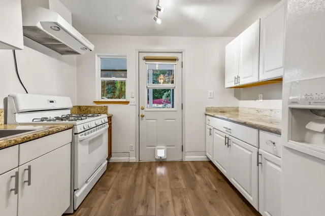 a view of a house with backyard and trees