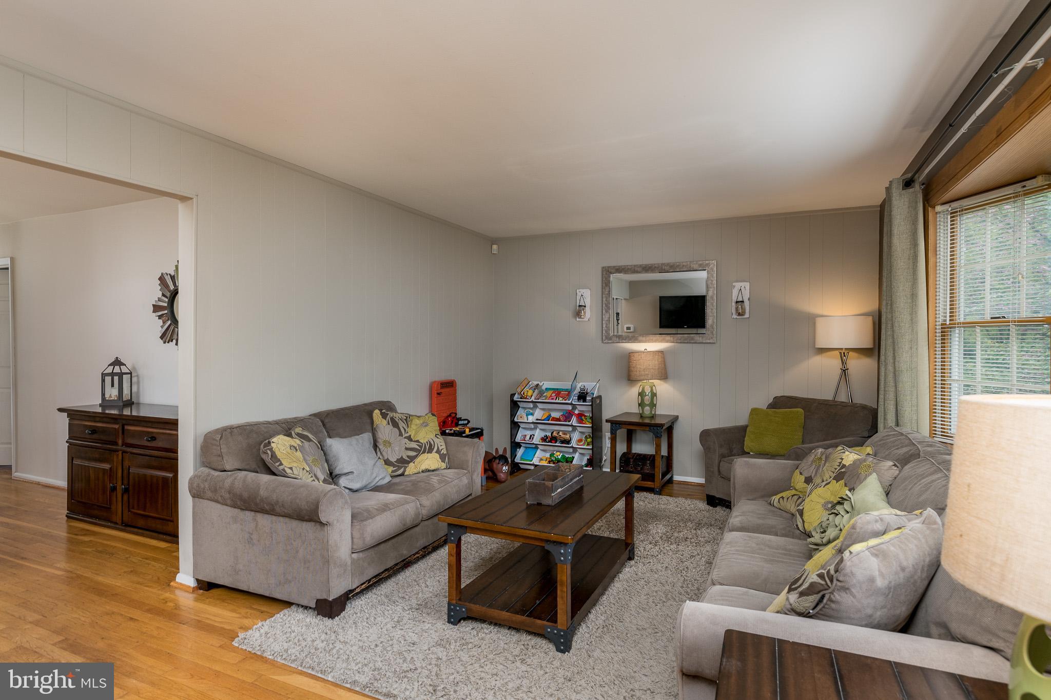 5200 Larlin Road Baltimore, MD 21227 - Photo 3 of 24 Living Room