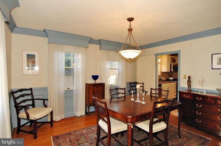 809 Dorchester Road Baltimore, MD 21229 - Photo 5 of 15 Dining Area