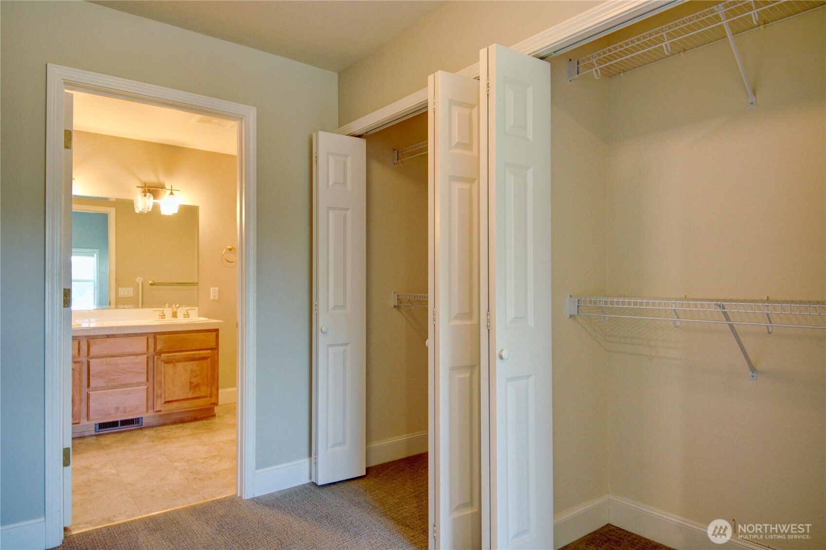 1408 Alpine View Place, Unit 2D Mount Vernon, WA 98274 - Photo 23 of 40 a bathroom with a shower and a sink