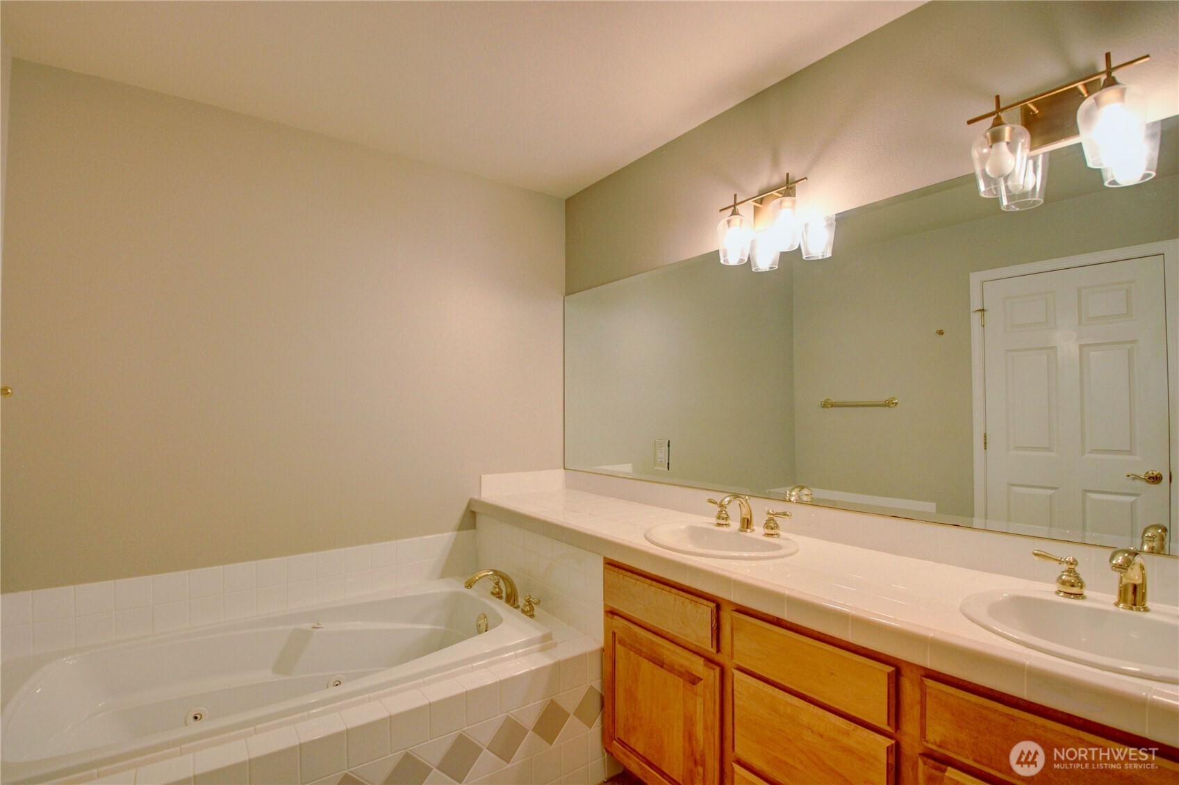 1408 Alpine View Place, Unit 2D Mount Vernon, WA 98274 - Photo 26 of 40 a bathroom with a tub a sink and mirror