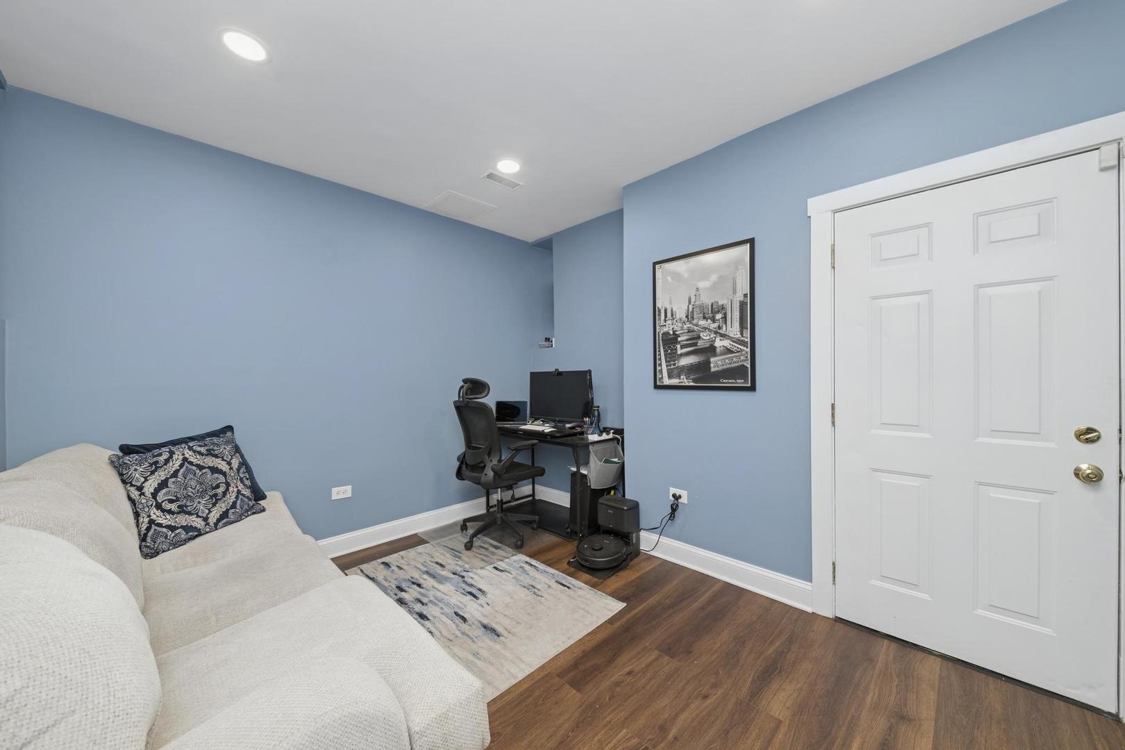 6743 North Sheridan Road, Unit 1N Chicago, IL 60626 - Photo 20 of 26 a bed room with a bed and a chair