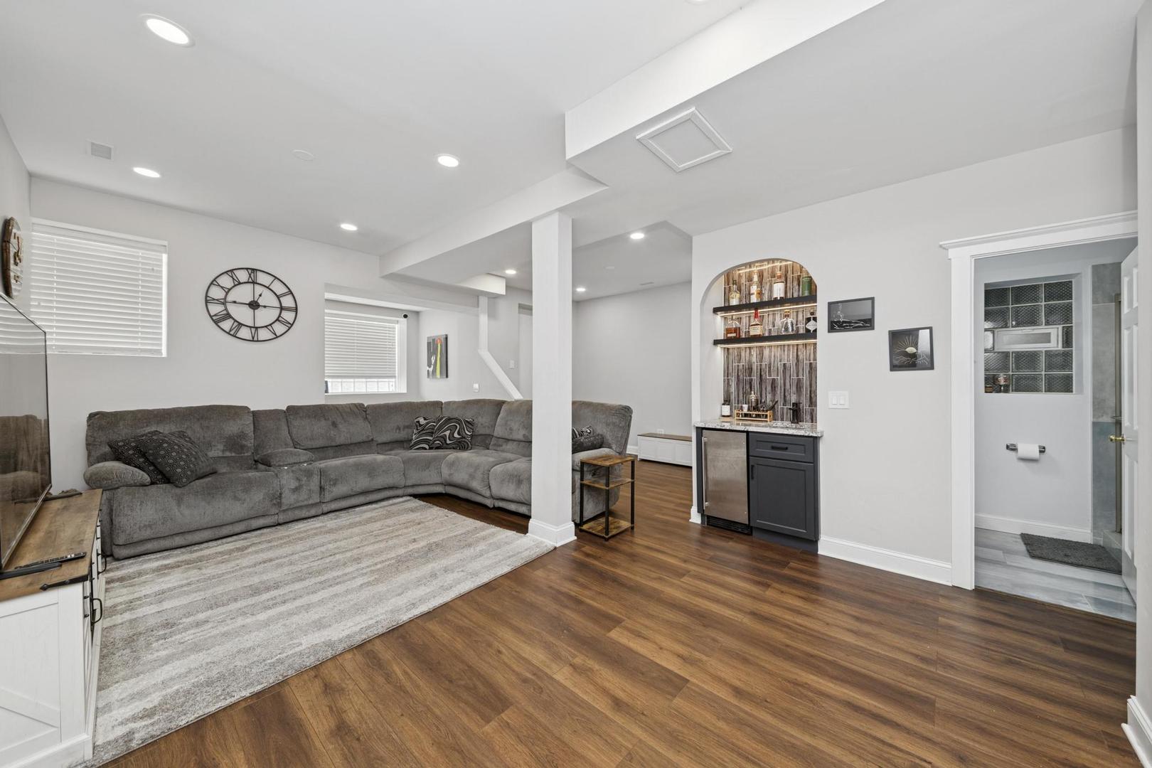 6743 North Sheridan Road, Unit 1N Chicago, IL 60626 - Photo 22 of 26 a living room with furniture and kitchen view
