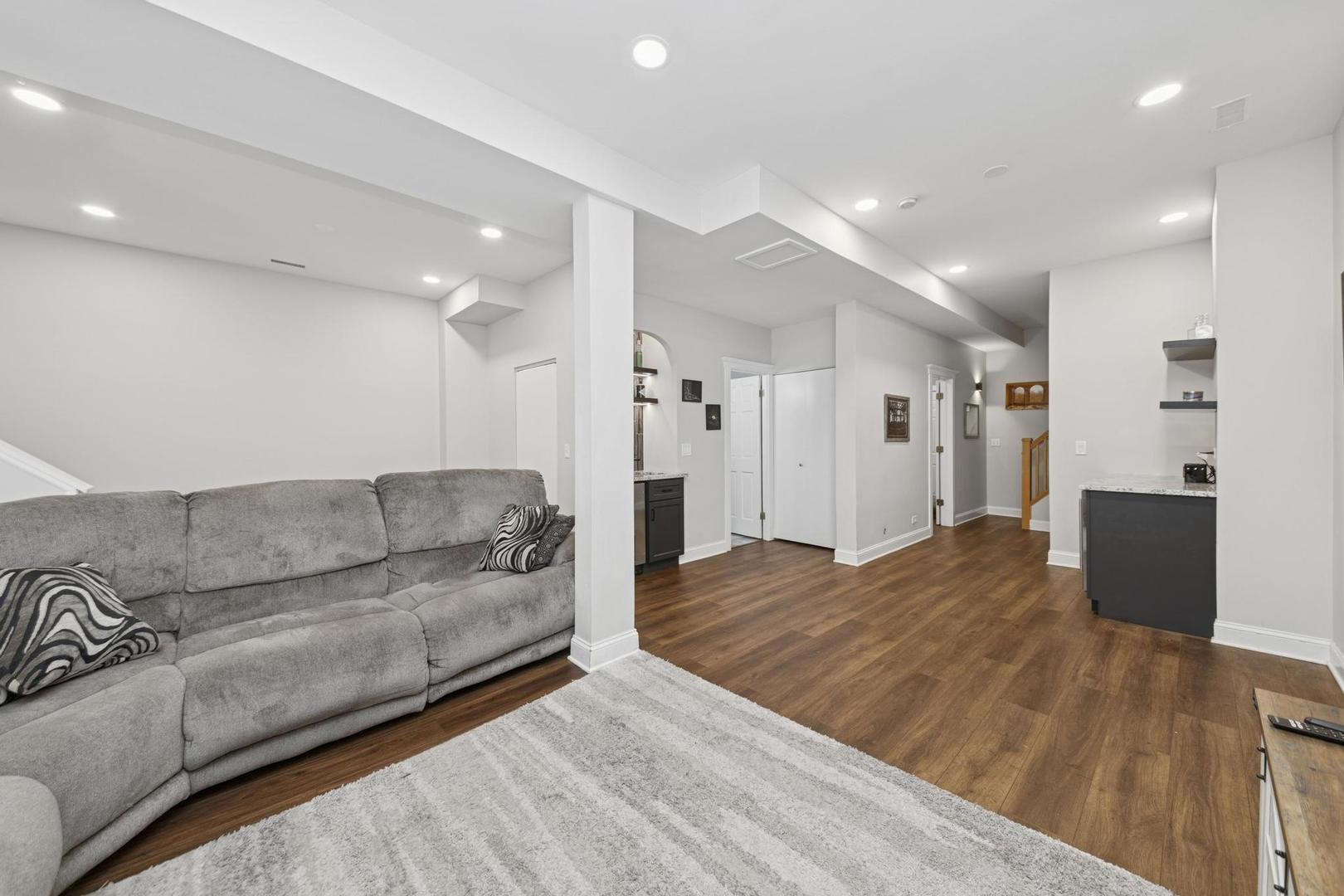 6743 North Sheridan Road, Unit 1N Chicago, IL 60626 - Photo 23 of 26 a living room with furniture and a wooden floor
