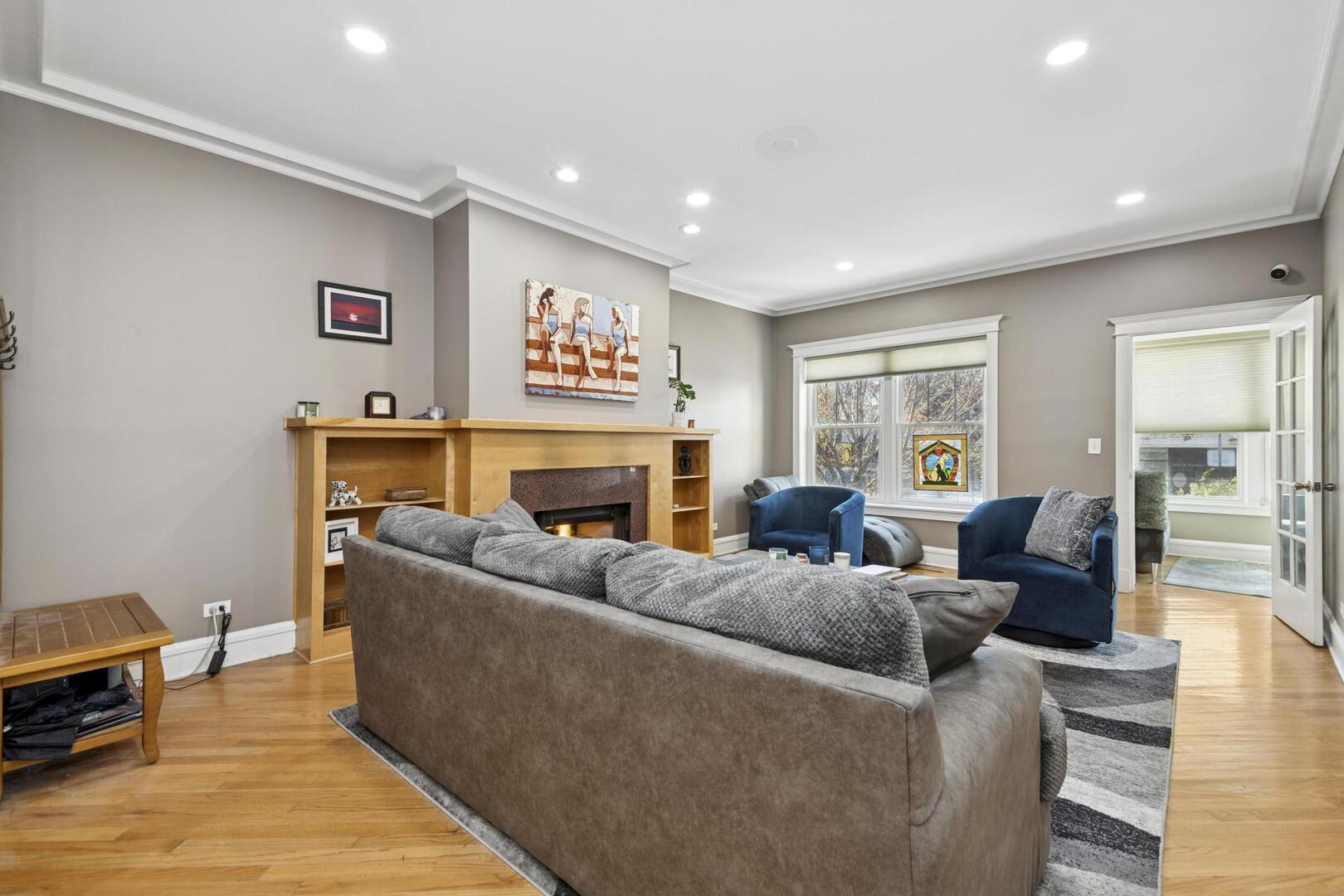 6743 North Sheridan Road, Unit 1N Chicago, IL 60626 - Photo 6 of 26 a living room with furniture a fireplace and a window