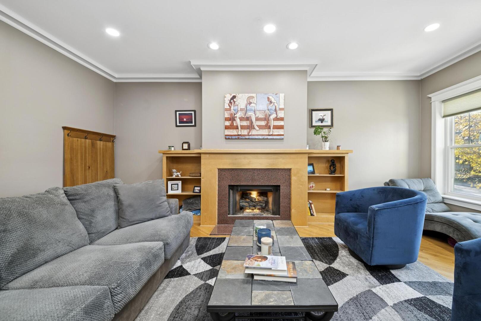 6743 North Sheridan Road, Unit 1N Chicago, IL 60626 - Photo 7 of 26 a living room with furniture and a fireplace