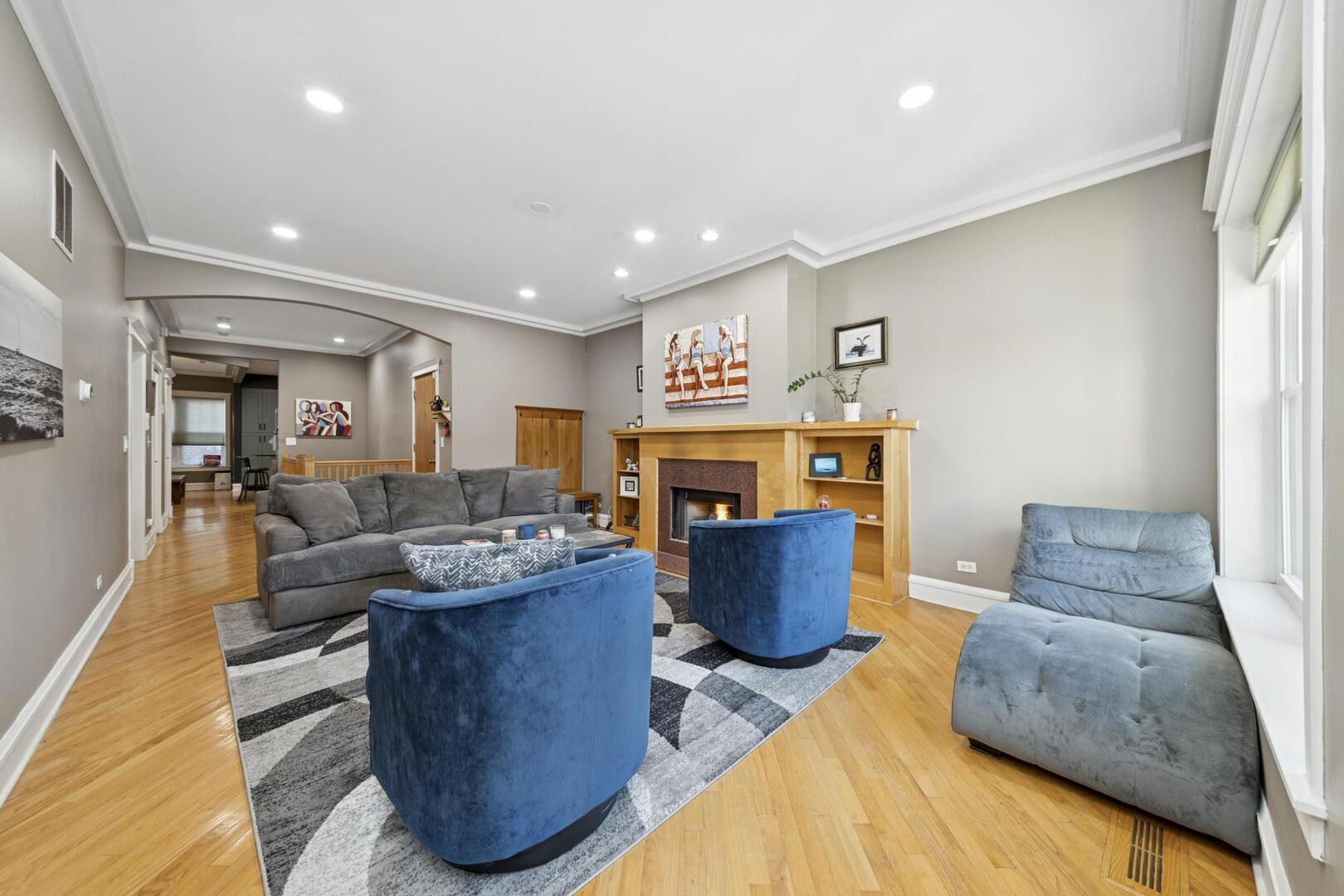 6743 North Sheridan Road, Unit 1N Chicago, IL 60626 - Photo 8 of 26 a living room with furniture a flat screen tv and a fireplace