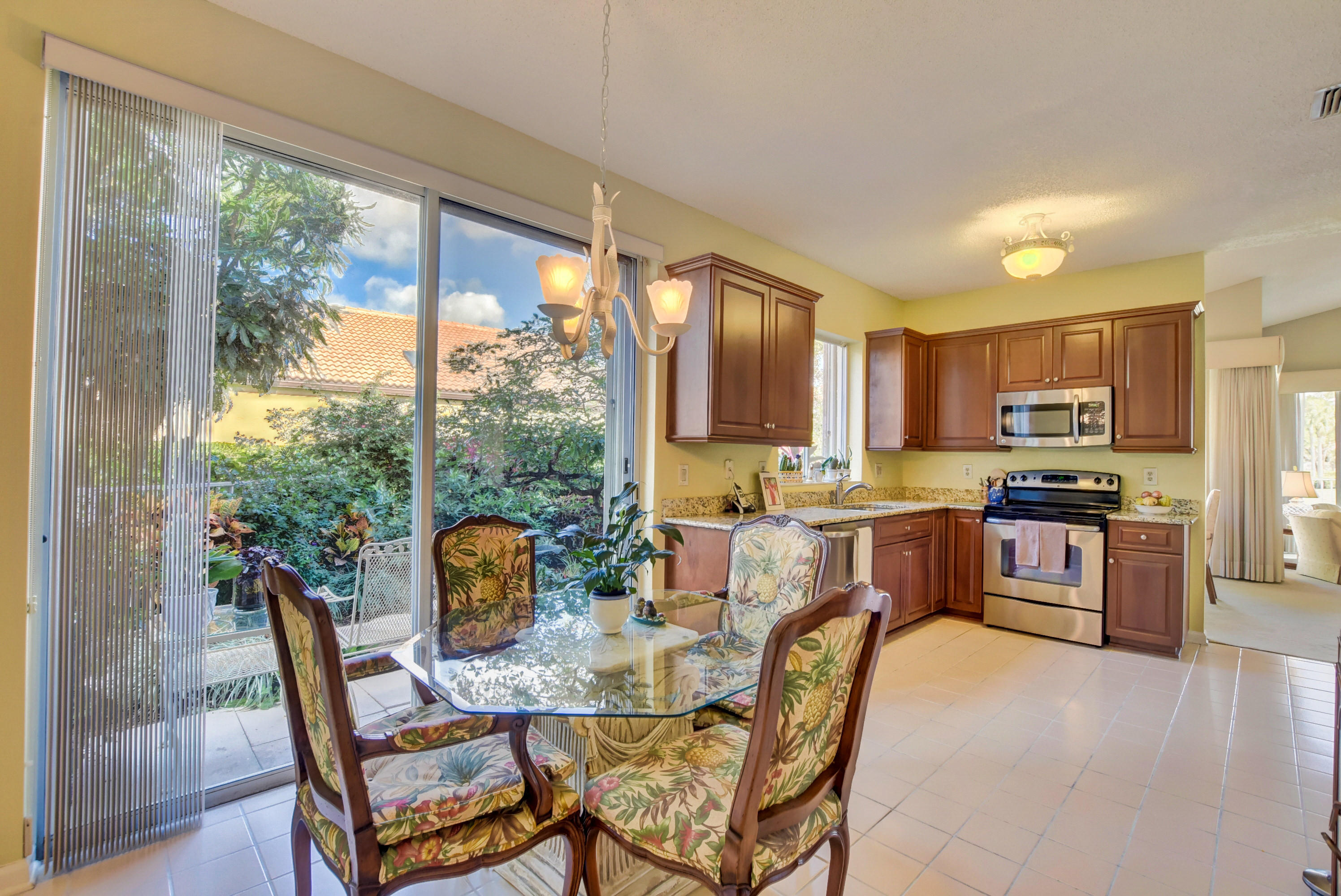 22590 Esplanada Drive Boca Raton, FL 33433 - Photo 13 of 39 eatin kitchen