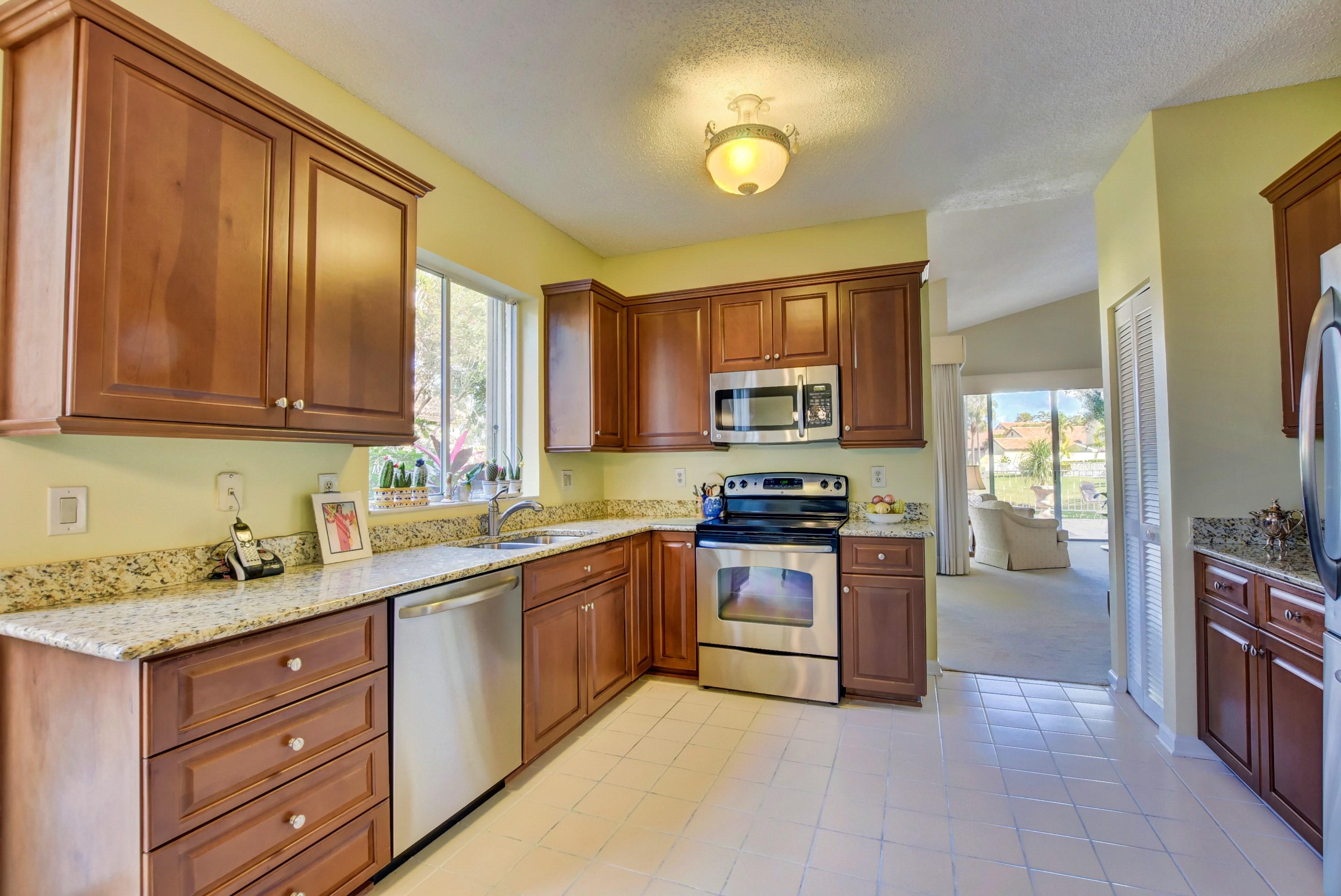 22590 Esplanada Drive Boca Raton, FL 33433 - Photo 22 of 39 kitchen