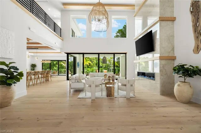 $5,900,000 | 565 Whispering Pine Lane, Naples, FL 34103