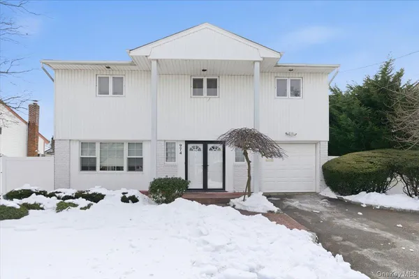 $850,000 | 974 Mildred Drive, Baldwin, NY 11510