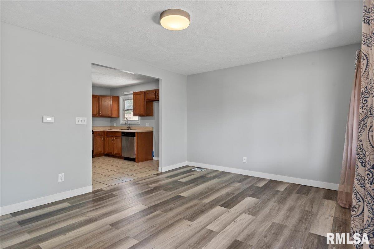 3515 Ivanhoe Drive Springfield, IL 62703 - Photo 2 of 22