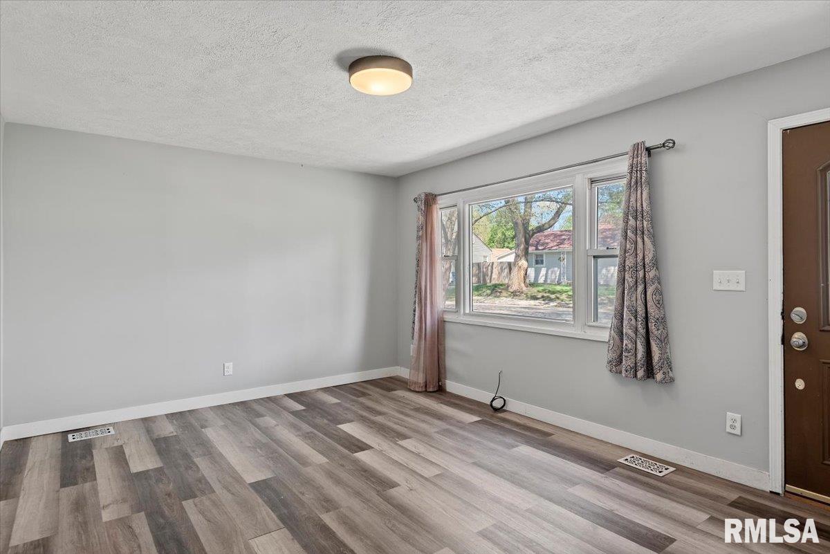 3515 Ivanhoe Drive Springfield, IL 62703 - Photo 3 of 22