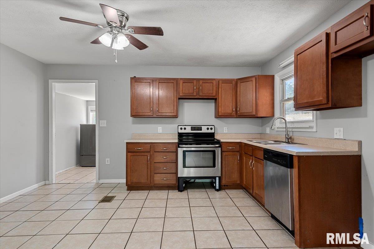 3515 Ivanhoe Drive Springfield, IL 62703 - Photo 6 of 22