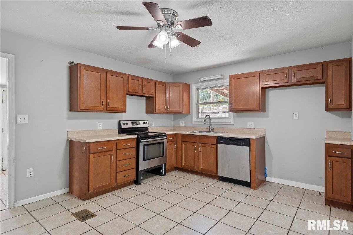 3515 Ivanhoe Drive Springfield, IL 62703 - Photo 7 of 22