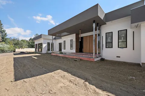 a view of a house with a backyard
