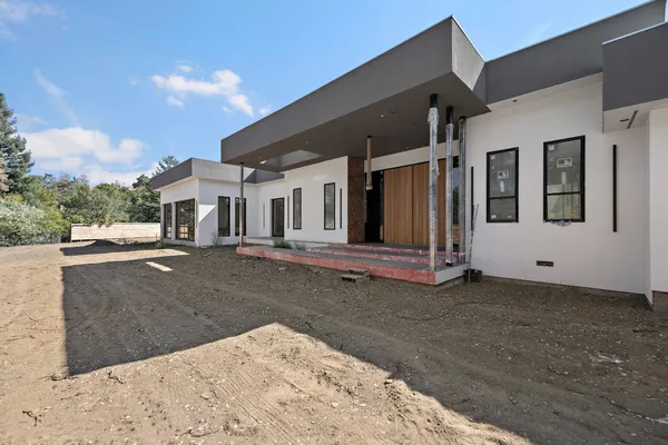 a view of a house with a backyard
