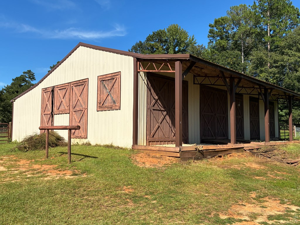 1602 County Road 50 Abbeville, AL 36310 - Photo 39 of 61 Horse barn